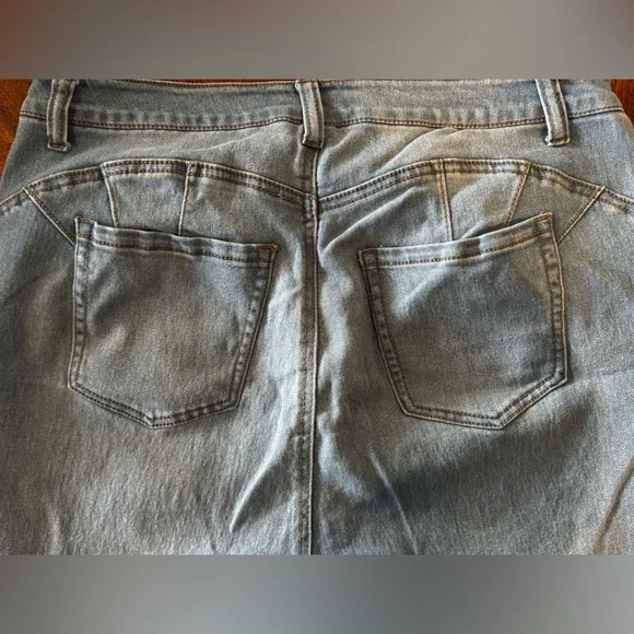 Women's Blue Jeans - Picture 4 of 4